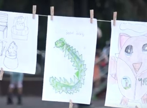 Održana izložba crteža i karikatura "Crtajmo u parku" u Pančevu